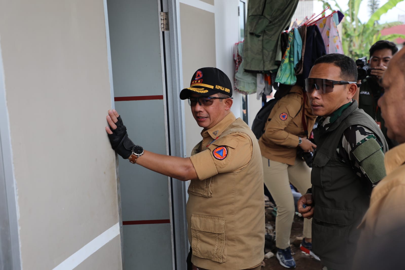 Kepala BNPB (baju cokelat dengan topi) meninjau rumah tahan gempa di wilayah Kabupaten Cianjur, Jawa Barat pada Selasa (23/5).